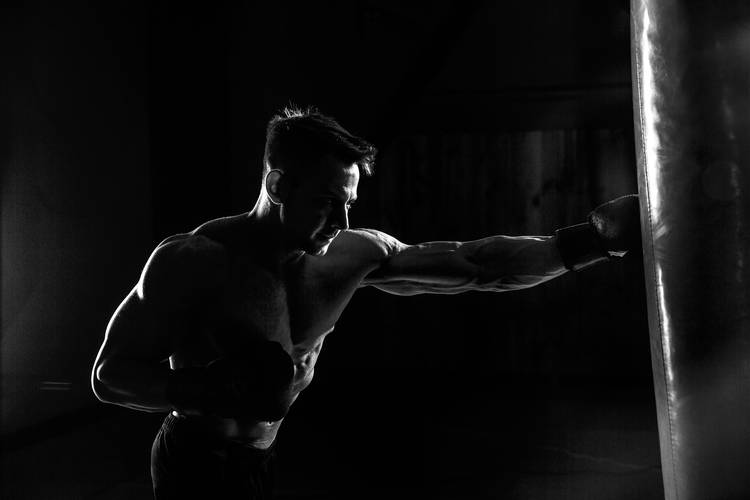 Jak zacząć trenować boks? Trening bokserski w domu