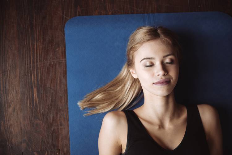 Trening przed snem – jak ćwiczyć by lepiej spać?