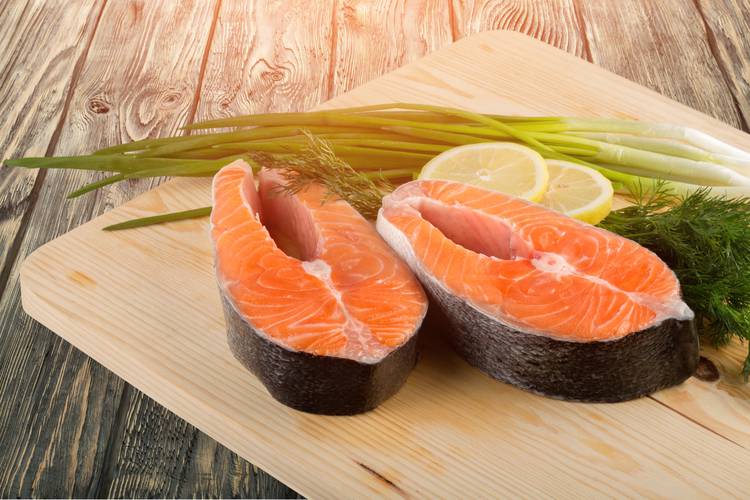 Tuńczyk vs. łosoś - co jest lepszym źródłem białka